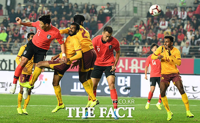 상승세를 타고 있는 황소 황희찬(맨 왼쪽)과 김신욱이 헤딩으로 스리랑카 골문을 노리는 장면./화성=남용희 기자