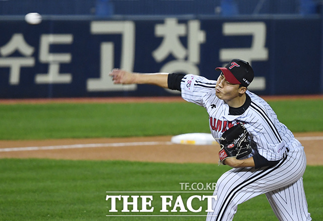 2019 KBO 포스트시즌 준플레이오프 4차전 키움 히어로즈와 LG 트윈스의 경기가 10일 오후 서울 송파구 잠실야구장에서 열렸다. 1회초 LG 선발투수 임찬규가 역투를 하고 있다. / 배정한 기자