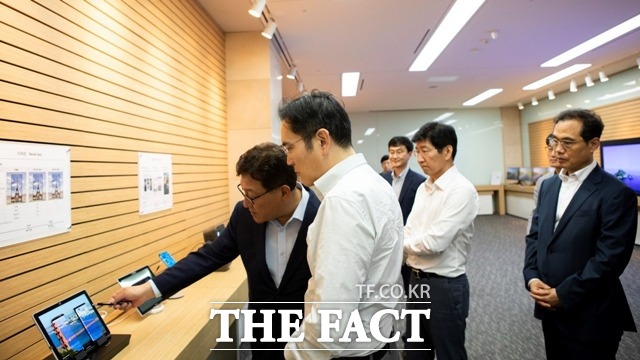 이재용 삼성전자 부회장이 10일 오전 충남 아산 삼성디스플레이 사업장에서 디스플레이 사업 포트폴리오를 새롭게 재편하고, 대규모 투자 계획을 발표한다. /삼성전자 제공