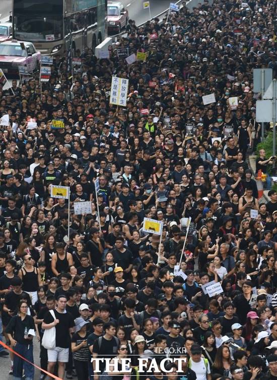 지난 6월 홍콩 시민들이 범죄인 인도법 반대 시위에 참석한 모습. /홍콩=이동률 기자