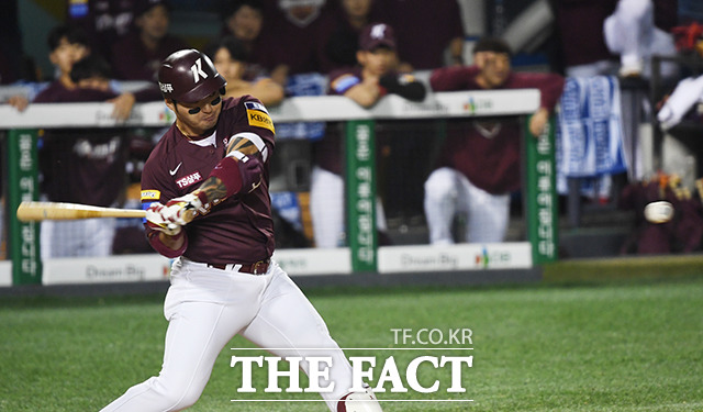 2019 KBO 포스트시즌 준플레이오프 4차전 키움 히어로즈와 LG 트윈스의 경기가 10일 오후 서울 송파구 잠실야구장에서 열렸다. 1회초 키움 박병호가 첫타석에서 솔로홈런을 치고 있다. / 배정한 기자