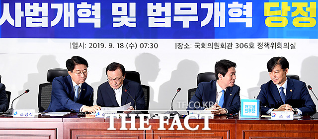더불어민주당이 '조국 지키기'와 함께 조속한 검찰·사법개혁에 사활을 거는 모양새다.
 민주당 이해찬 대표(왼쪽에서 두번째)와 조정식 정책위의장, 이인영 원내대표(오른쪽 두번째)와 조국 법무부 장관이 지난달 중순 서울 여의도 국회에서 열린 검찰·사법개혁과 법무개혁 방안 등을 논의하기 위한 당정협의회에서 대화를 나누고 있는 모습. /이새롬 기자
