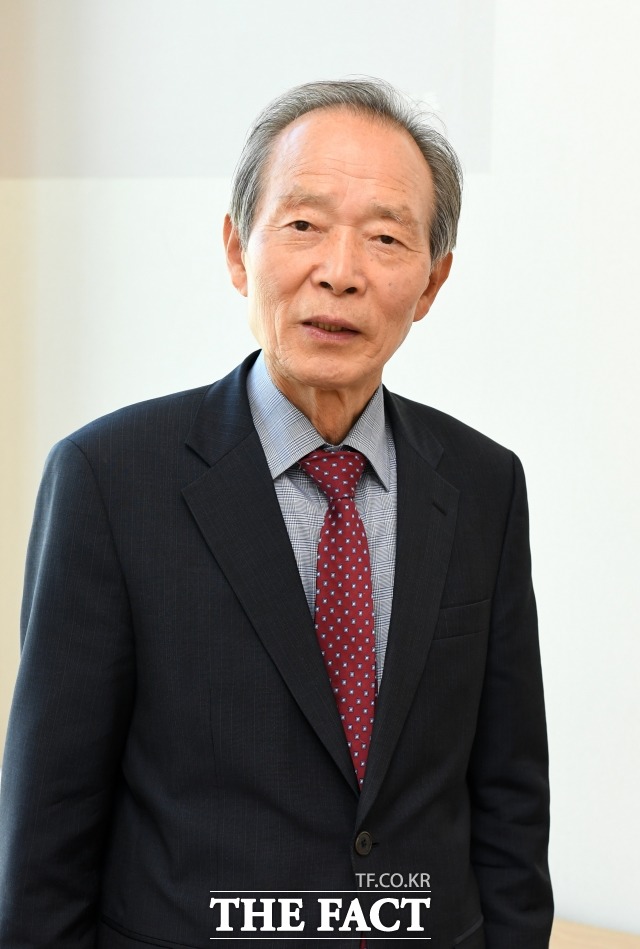 장기표 신문명정책연구원 원장이 지난 8일 <더팩트>와 인터뷰를 진행하고 있다. /임세준 기자