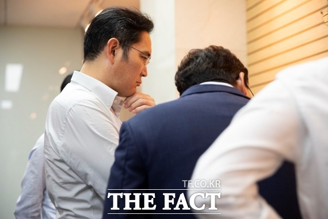 삼성디스플레이가 10일 충남 아산캠퍼스에서 신규 투자 및 상생협력 협약식을 갖고 오는 2025년까지 QD디스플레이 생산시설 구축 및 연구개발에 대한 총 13조1000억 원 규모의 투자 계획을 발표했다. 지난 8월 QD-OLED 탕정 공장 방문한 이재용 삼성전자 부회장 /삼성전자 제공