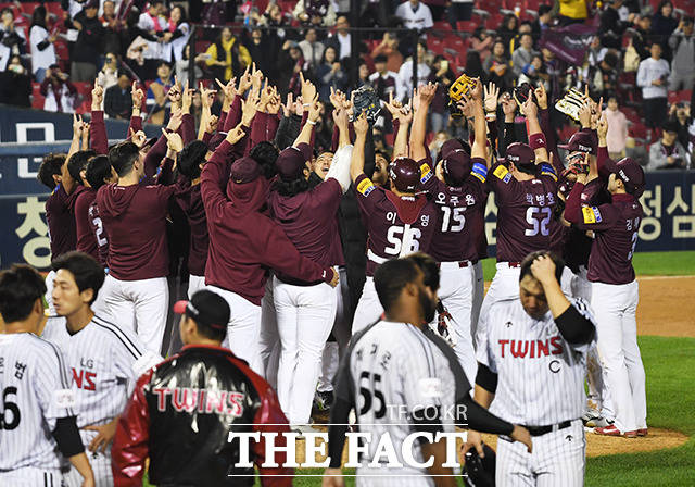 2019 KBO 포스트시즌 준플레이오프 4차전 키움 히어로즈와 LG 트윈스의 경기가 10일 오후 서울 송파구 잠실야구장에서 열렸다. 9회말 플레이오프 진출을 확정지은 키움 선수들이 기뻐하고 있다. / 배정한 기자