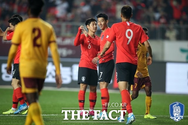 10일 벤투호 공격력에 기름칠을 한 이강인(가운데) 손흥민 김신욱과 함께 스리랑카전 득점을 기뻐하고 있다./대한축구협회 제공
