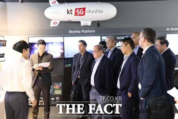 마누엘 판 길리난 PLDT 그룹 CEO(왼쪽에서 4번째)가 KT 퓨처인(FUTURE-IN) 을 방문해 5G 솔루션을 체험하고 있다. /KT 제공