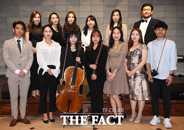 김문영 교수(윗줄 왼쪽 네번째)와 재능기부 참가자들.
