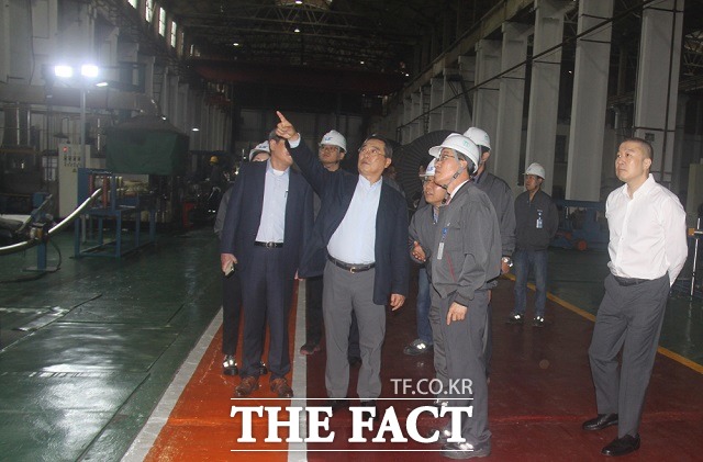 구자열 LS그룹 회장이 10일부터 이틀에 걸쳐 LS전선 중국 법인 가운데 하나인 홍치전선을 방문, 이창시 정부 관계자들과 만나 사업협력 방안에 관해 논의하고, 현지 직원들에게 격려의 메시지를 전달했다. /LS그룹 제공