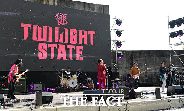 그룹 YB가 11일 오후 서울 마포구 상암동 문화비축기지 T2 야외공장에서 열린 10번째 정규앨범 Twilight State에 참석해 무대를 펼치고 있다. /남용희 기자