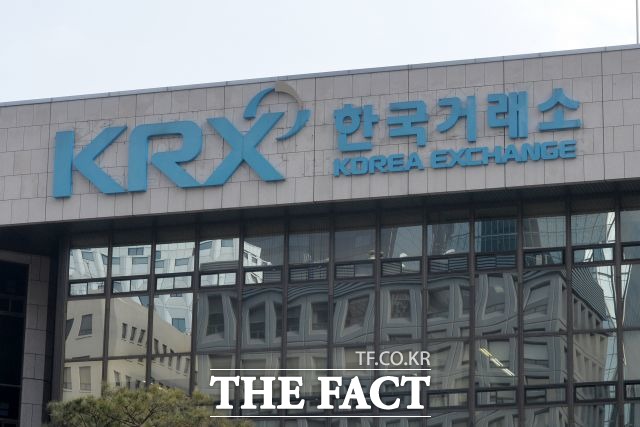 한국거래소 코스닥시장본부는 11일 코오롱티슈진에 대해 개선기간부여 결론을 내렸다고 공시했다. /더팩트 DB