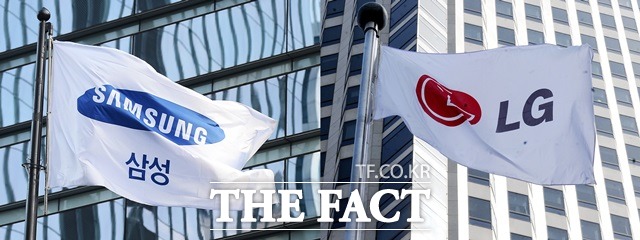 삼성디스플레이와 LG디스플레이의 투자 확대로 중국 디스플레이 기업과의 기술 격차는 더 벌어질 것으로 전망된다. /더팩트 DB