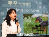 [TF포토] '유기동물 후원'을 위한 음악회 진행하는 김문영 교수