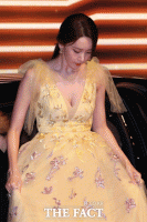  [TF움짤뉴스] 꽃을 든 윤아, 누가 꽃인지 모르겠네