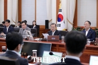  文대통령 '민간부문 활력, 재정 통해 효과적으로 보완해야'