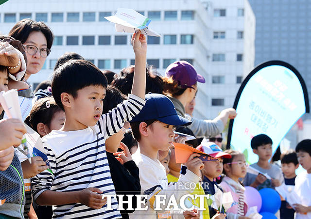 종이비행기를 날리기 위해 출발선에 선 어린이들