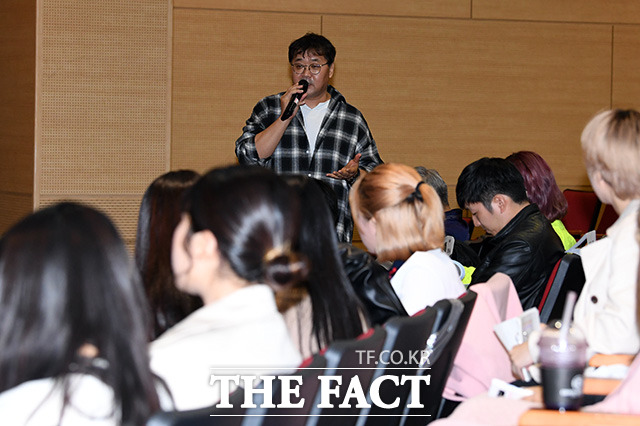 정진서 교수가 참가자들이 프로젝트에 대한 총평을 하고 있다.