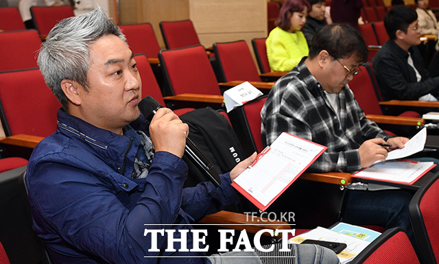 천범주 교수가 참가자들이 프로젝트에 대한 평가를 하고 있다.