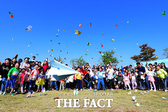 13일 오후 서울 영등포구 여의도 한강공원에서 2019 한강 종이비행기 축제-종이비행기 날리기 대회가 열린 가운데 참가자들이 종이비행기를 날리고 있다. /이선화 기자