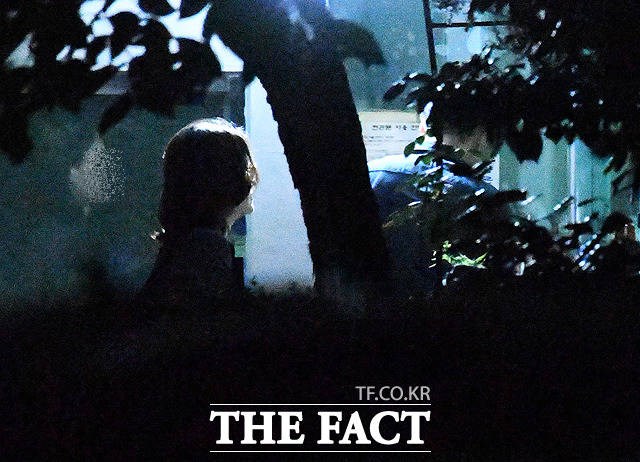 조국 법무부 장관의 배우자 정겸심 교수가 검찰의 4차 소환조사 17시간 만인 11일 오전 2시 귀가했다. 사진은 지난달 조국 장관과 함께 귀가하는 장면./이동률 기자