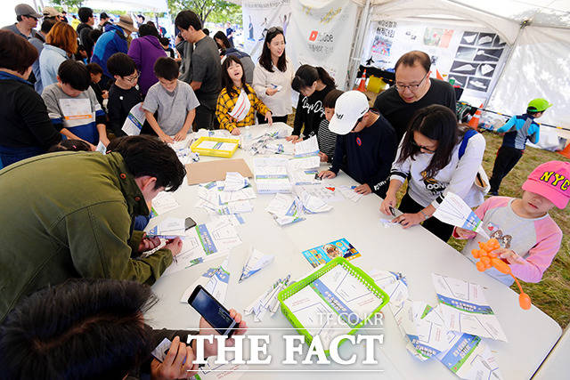 여의도 한강공원에서 열린 2019 한강 종이비행기 축제