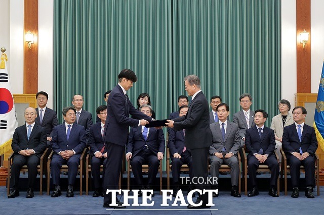 문재인 대통령은 14일 청와대에서 주재한 수석·보좌관 회의에서 결과적으로 국민들 사이에 많은 갈등을 야기한 점에 대해 매우 송구스럽다고 밝혔다. 사진은 지난달 9일 청와대에서 조 장관에게 임명장을 수여하는 문 대통령. /청와대 제공