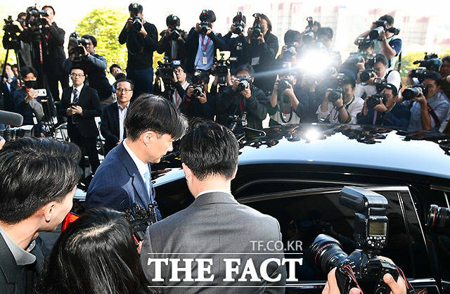 조국 전 법무부 장관이 14일 오후 사퇴 의사를 밝힌 뒤 경기도 과천 정부과천종합청사를 떠나고 있다. /이동률 기자