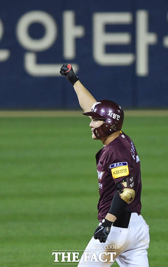 키움 히어로즈가 플레이오프 1차전에서 연장 접전 끝에 승리로 장식했다. 결승 타점을 올린 김하성이 최우수선수에 뽑혔다. 사진은 지난 10일 준플레이오프 4차전에서 김하성이 8회초 2타점 2루타를 친 뒤 기뻐하고 있다. /배정한 기자