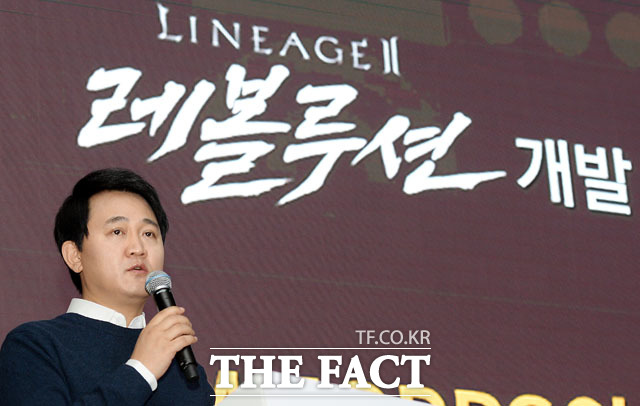 넷마블이 코웨이 인수에 대한 공식 입장을 발표한 가운데 인수전에 뛰어든 배경으로 지목된 구독경제와 스마트홈 시장의 성장 가능성에 관심이 쏠리고 있다. 사진은 방준혁 넷마블 의장. /더팩트 DB