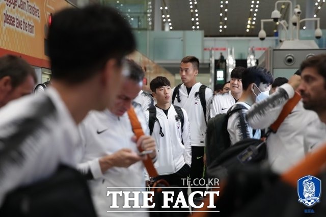 통일부가 내일(15일)열리는 북한과의 월드컵 예선 경기 생중계 가능성에 대해 현실적으로 어렵다고 밝혔다. 벤투호가 13일 오후 인천국제공항을 통해 출국한 뒤 베이징 서우두공항에 도착하고 있다. /대한축구협회 제공