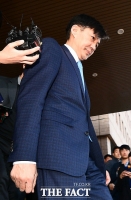 [TF포토] '사퇴 발표 후 청사 나서는 조국'