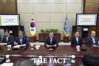  文대통령, 면직안 재가…취임 후 35일 만에 자연인 된 조국