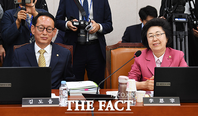 밝은 표정의 김도읍 자유한국당 의원(왼쪽)과 이은재 의원