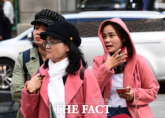 쌀쌀한 날씨를 보인 15일 오후 서울 종로구 청계광장 일대의 관광객들이 두꺼운 옷차림을 갖추고 발걸음을 재촉하고 있다. /이동률 기자