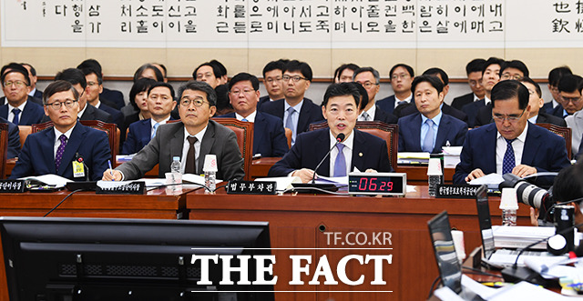 조국 장관의 사퇴로 국정감사에 참석한 김오수 법무부 차관(왼쪽 세번째)