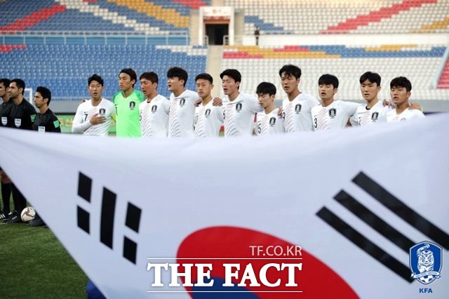평양 김일성 경기장에서 태극기를 보며 애국가를 부르고 있는 한국 선수들./대한축구협회 제공