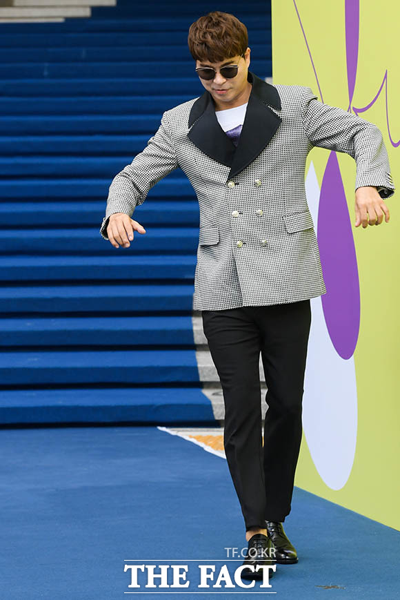 방송인 박수홍이 15일 오후 서울 중구 을지로 동대문디자인플라자에서 열린 2020 S/S 서울패션위크의 카루소(CARUSO)쇼에 참석해 포즈를 취하고 있다. /김세정 기자