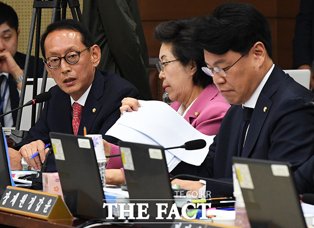 질의하는 김도읍 자유한국당 의원(왼쪽)/배정한 기자