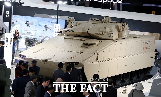 한화디펜스가 15일 성남 서울공항에서 개최된 ADEX 2019에서 미래형 장갑차 레드백을 공개했다. /한화디펜트 제공