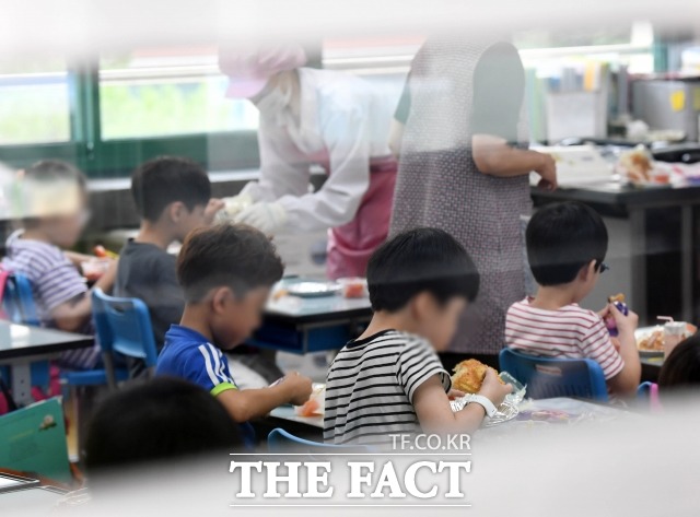 급식조리원과 돌봄전담사 등이 소속된 학교 비정규직 노조가 총파업에 들어간 지난 7월 서울 시내 한 초등학교에서 아이들이 빵과 에너지바, 주스로 대체된 급식을 먹고 있다. /이동률 기자(현장풀)
