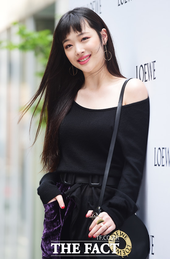 설리가 안타깝게 세상을 떠난 뒤 아이유가 설리를 생각하며 쓴 곡 복숭아가 많은 이들을 통해 재생되며 음원차트에서 역주행했다. /더팩트 DB