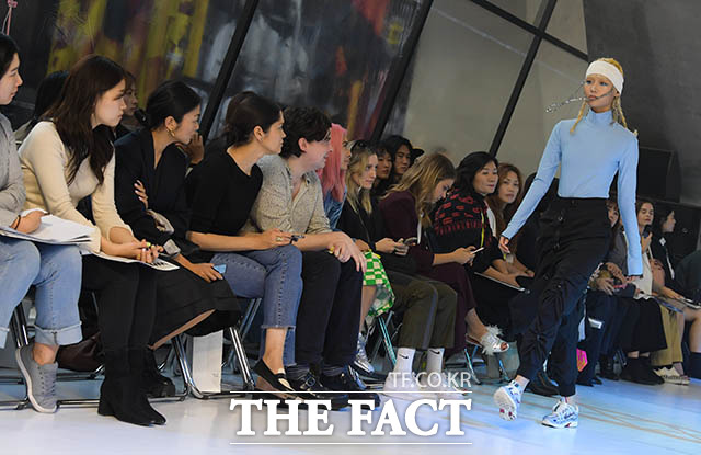 2020 S/S 서울패션위크의 환영(FAN YOUNG)쇼와 스튜디오 성(STUDIO SEONG)쇼가 15일 오후 서울 중구 을지로 동대문디자인플라자에서 열린 가운데 모델들이 런웨이를 걷고 있다. /김세정 기자