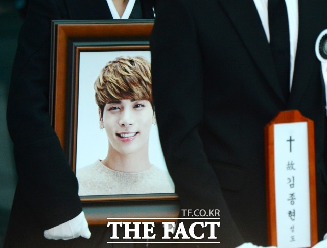 故 종현은 지난 2017년 서울 강남구 청담동의 한 레지던스에서 쓰러진 채 발견돼 병원으로 이송됐으나 숨졌다. /더팩트DB