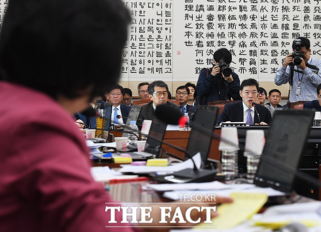 이은재 자유한국당 의원의 질의에 답변하는 김오수 법무부 차관(오른쪽)