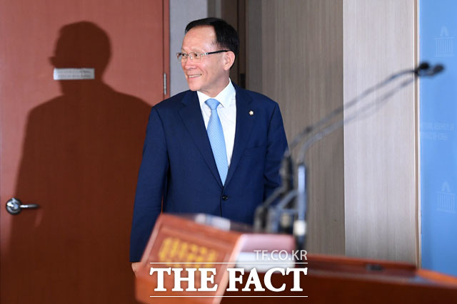 외교부는 이수혁 더불어민주당 의원을 주미 한국대사로 발령했다고 밝혔다. 주미대사에 내정된 이 의원이 국회 정론관에서브리핑을 갖고 있다./국회=남윤호 기자