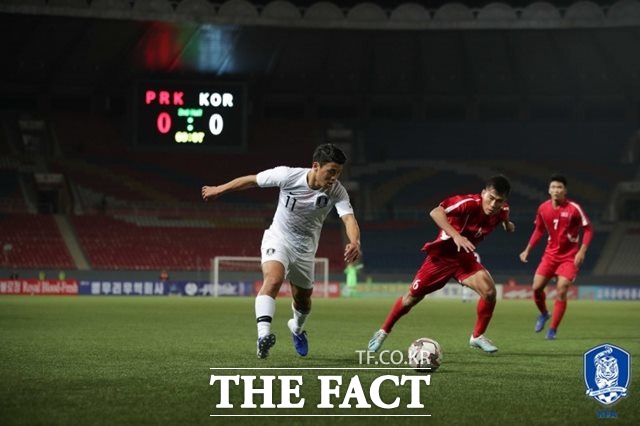 한국의 황희찬이 15일 평양 김일성경기장에서 펼쳐진 북한과 2022카타르월드컵 아시아 2차예선 원정 3차전에서 돌파를 시도하고 있다. 무관중 경기로 펼쳐진 이날 남북대결은 0-0으로 끝났다./대한축구협회 제공