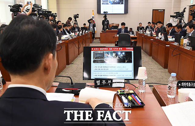 조국 전 장관에 대한 질의를 받는 김오수 법무부 차관(왼쪽)