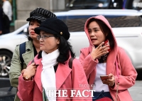 [TF포토] '쌀쌀해진 날씨'에 두꺼워진 옷차림