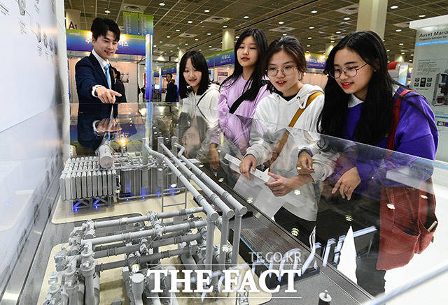 16일 오전 서울 강남구 코엑스에서 에너지플러스 2019가 열린 가운데 학생들이 현대 일렉트릭 부스에서 변전소 모형 관련 설명을 듣고 있다. /이동률 기자