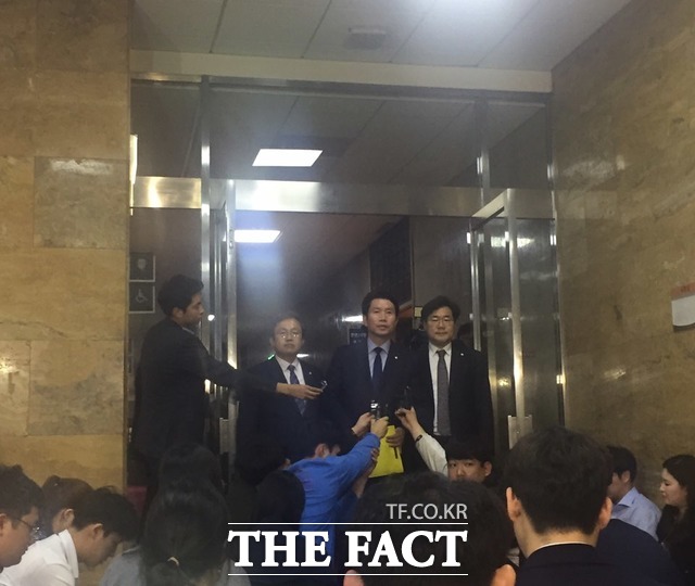 이인영 더불어민주당 원내대표는 16일 교섭단체 여야3당의 2+2+2 회동 직후 공수처 설치 내용이 들어가지 않으면 국민이 요구하는 검찰개혁에 미흡하다고 본다고 밝혔다. /국회=박숙현 기자